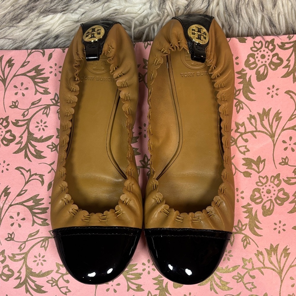 Tory Burch Two-Tone Leather Ballet Flats in Tan and Black Patent Size 8